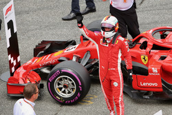 Le poleman Sebastian Vettel, Ferrari fête sa pole position dans le Parc Fermé