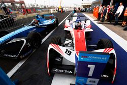 Ganador de la carrera Felix Rosenqvist, Mahindra Racing, celebra regresando al parc ferme con Sébast