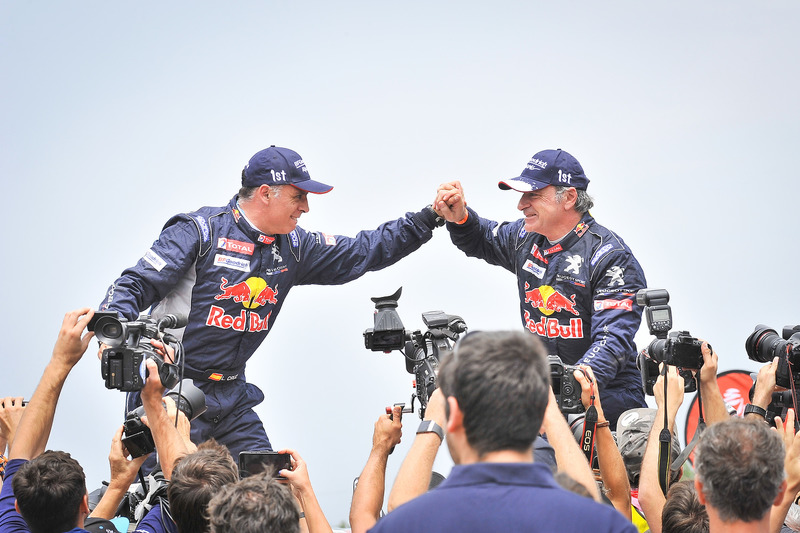 I vincitori tra le Carlos Sainz, Lucas Cruz, Peugeot Sport