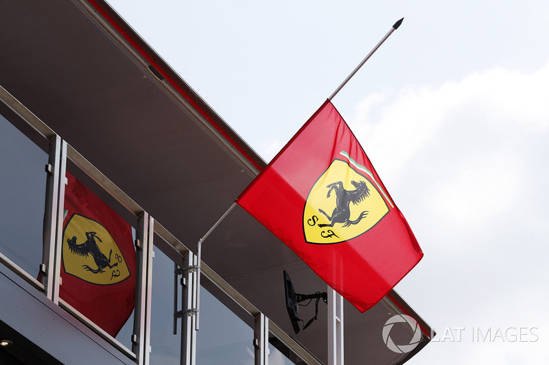 Banderas de Ferrari a media asta en honor a Sergio Marchionne