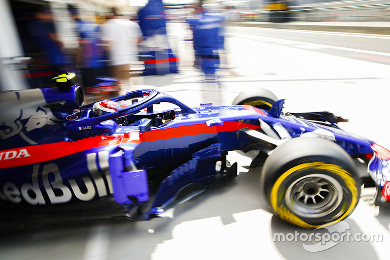 Pierre Gasly, Toro Rosso STR13, meninggalkan garasi