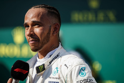 Lewis Hamilton, Mercedes AMG F1 est interviewé dans le Parc Fermé