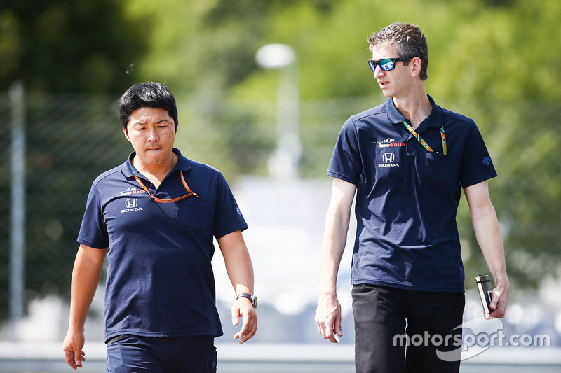 Mekanik Honda dan Toro Rosso mengitari trek