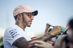 Lewis Hamilton, Mercedes-AMG F1, taraftarlara imza dağıtıyor