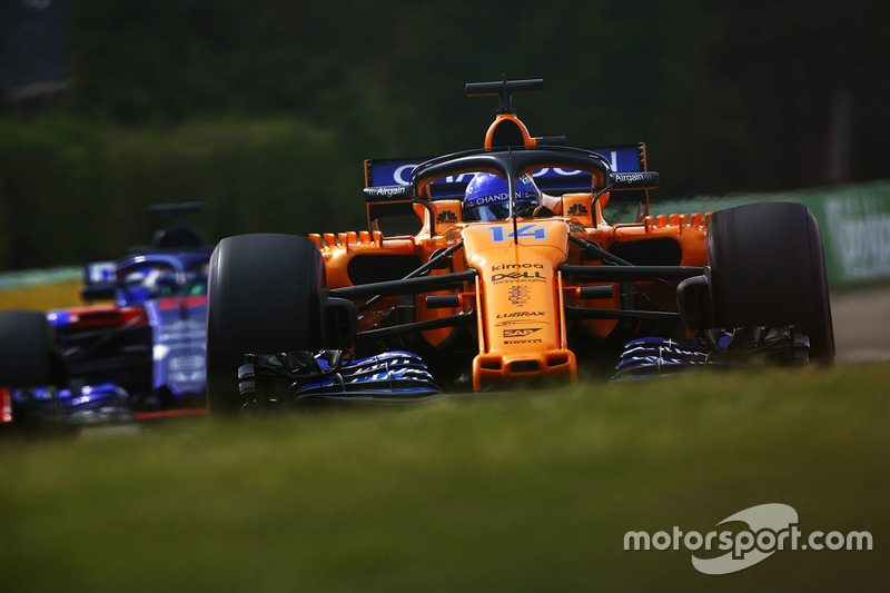 Fernando Alonso, McLaren MCL33, y Brendon Hartley, Toro Rosso STR13