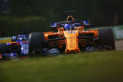 Fernando Alonso, McLaren MCL33, precede Brendon Hartley, Toro Rosso STR13