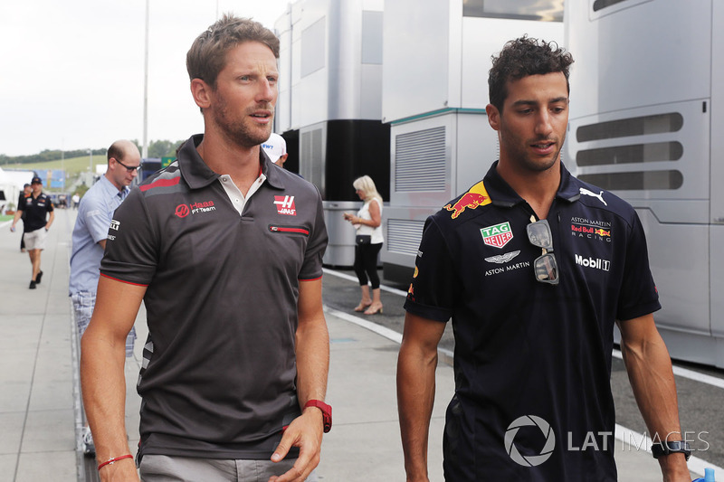 Romain Grosjean, Haas F1 Team, con Daniel Ricciardo, Red Bull Racing