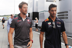 Romain Grosjean, Haas F1 Team, met Daniel Ricciardo, Red Bull Racing