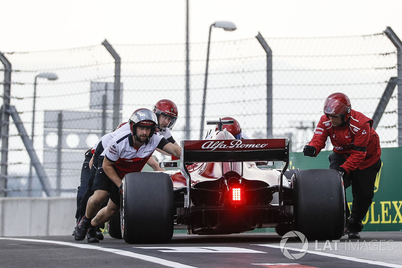 Mecánicos y Marcus Ericsson, Sauber C37