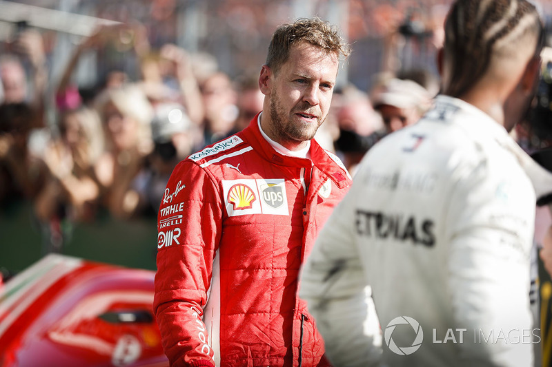 Sebastian Vettel, Ferrari y Lewis Hamilton, Mercedes AMG F1 en arc fermé