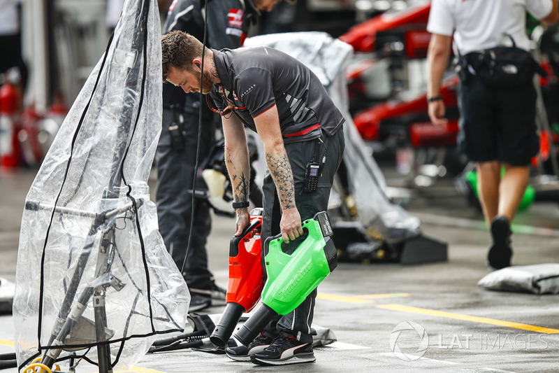 Les mécaniciens Haas sèchent le box