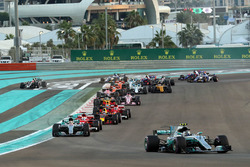 Valtteri Bottas, Mercedes-Benz F1 W08 leads at the start of the race as Kevin Magnussen, Haas F1 Team VF-17 runs wide