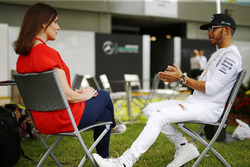 Гонщик Mercedes AMG Льюис Хэмилтон и репортер BBC F1 Ли МакКензи