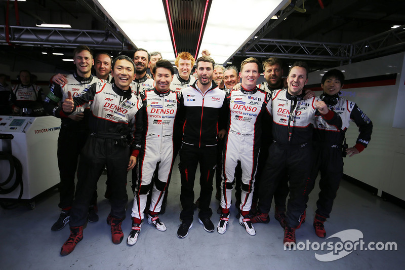 Ganadores de la pole Mike Conway, Kamui Kobayashi, José María López, Toyota Gazoo Racing