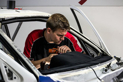 La Peugeot 306 Maxi en phase d'assemblage dans les ateliers du Sébastien Loeb Racing