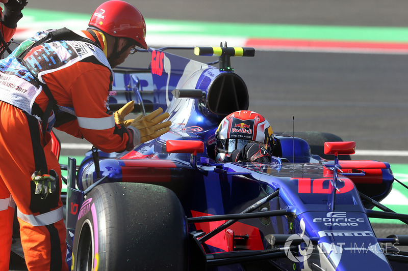 Pierre Gasly, Scuderia Toro Rosso STR12 stops on track in FP3