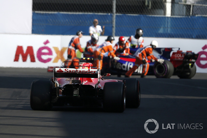 Kimi Raikkonen, Ferrari SF70H y Pierre Gasly, Scuderia Toro Rosso STR12 en FP3
