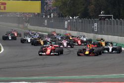 Max Verstappen, Red Bull Racing RB13 en Sebastian Vettel, Ferrari SF70H vechten bij de start van de 