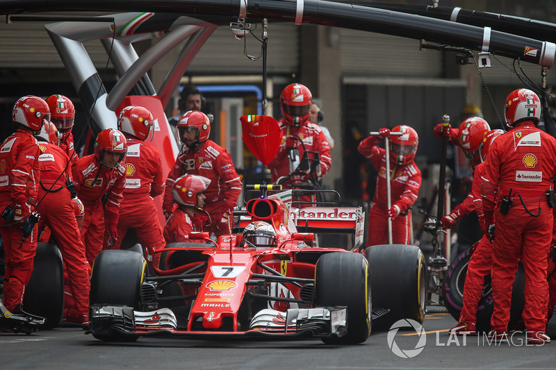 Kimi Raikkonen, Ferrari SF70H makes a pitstop