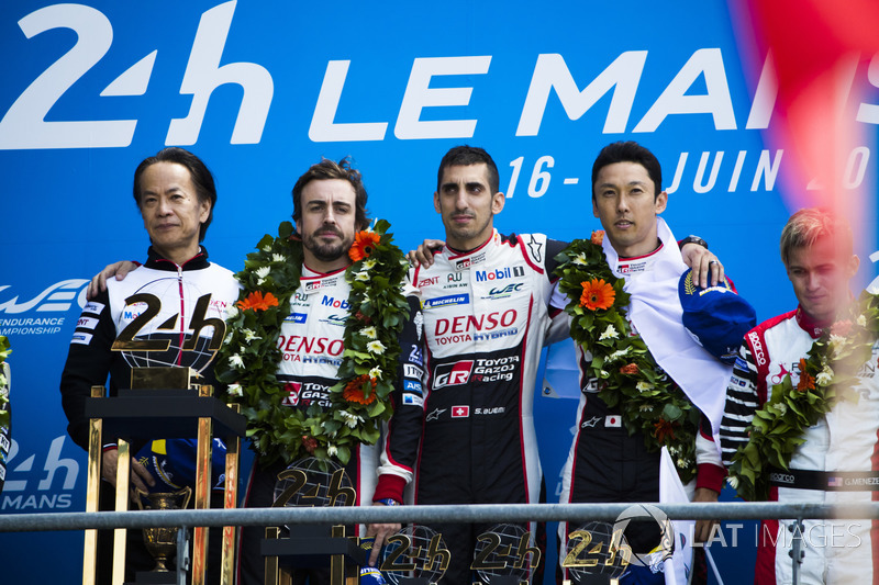 Podio assoluto: i vincitori Sébastien Buemi, Kazuki Nakajima, Fernando Alonso, Toyota Gazoo Racing