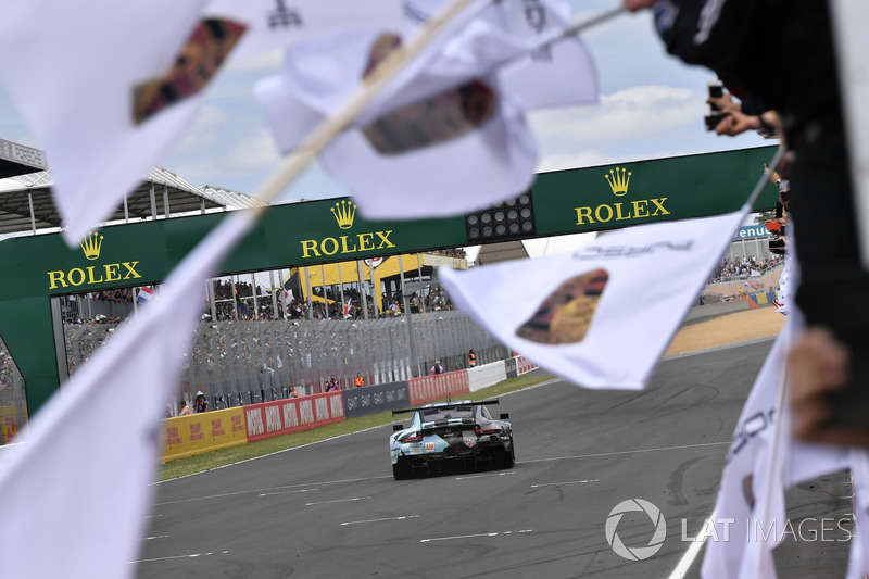 #77 Proton Competition Porsche 911 RSR: Christian Ried, Julien Andlauer, Matt Campbell celebra