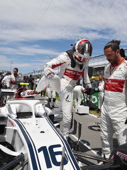 Charles Leclerc, Sauber C37 sur la grille