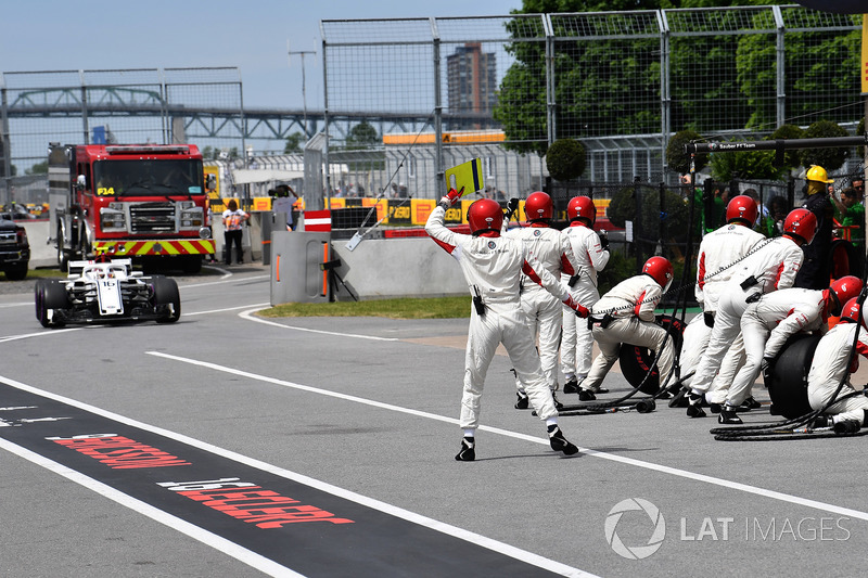 Charles Leclerc, Sauber C37 au stand
