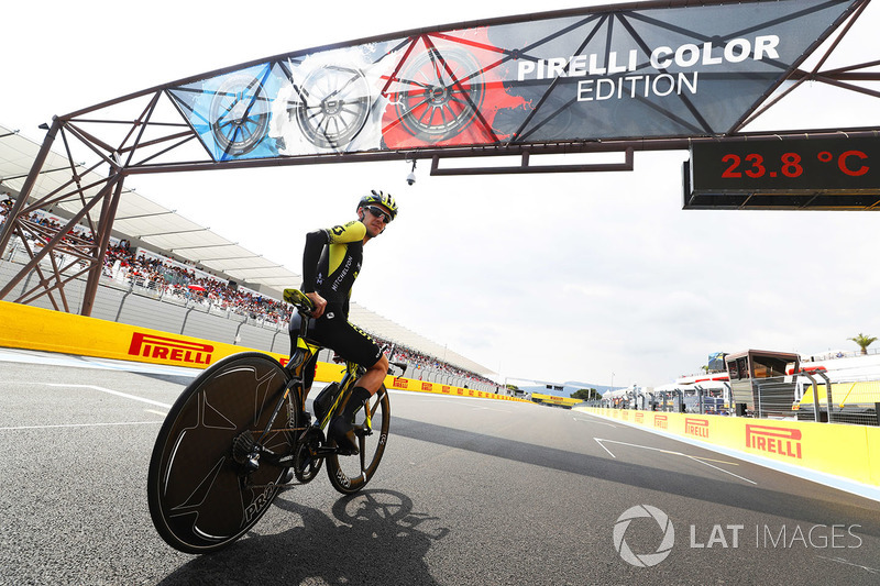El ciclista de carretera Simon Yates de Mitchelton-Scott lleva al circuito en su bicicleta