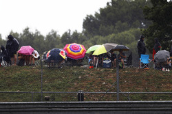 Fans schuilen onder een paraplu