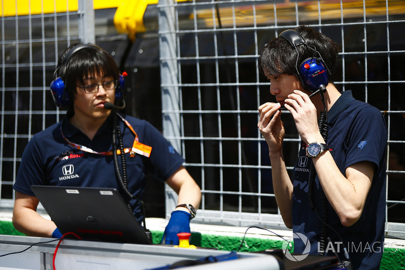 Toro Rosso Honda engineers on the grid