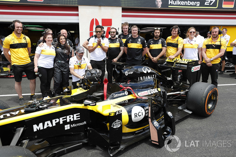 Aseel Al-Hamad, vuelve a boxes tras pilotar el F1 E20 de Renault de 2012 en el Renault Passion Parade