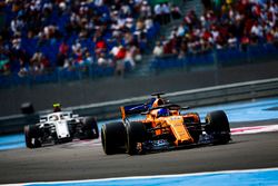 Fernando Alonso, McLaren MCL33, leads Charles Leclerc, Sauber C37