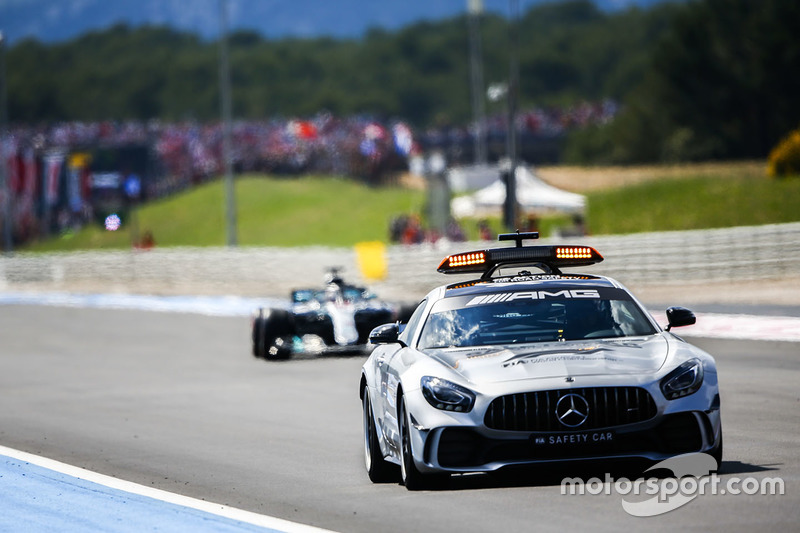 El Safety Car por delante de Lewis Hamilton, Mercedes AMG F1 W09