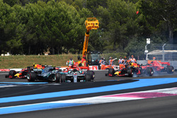 Lewis Hamilton, Mercedes-AMG F1 W09 mène au départ alors que Sebastian Vettel, Ferrari SF71H percute Valtteri Bottas, Mercedes-AMG F1 W09