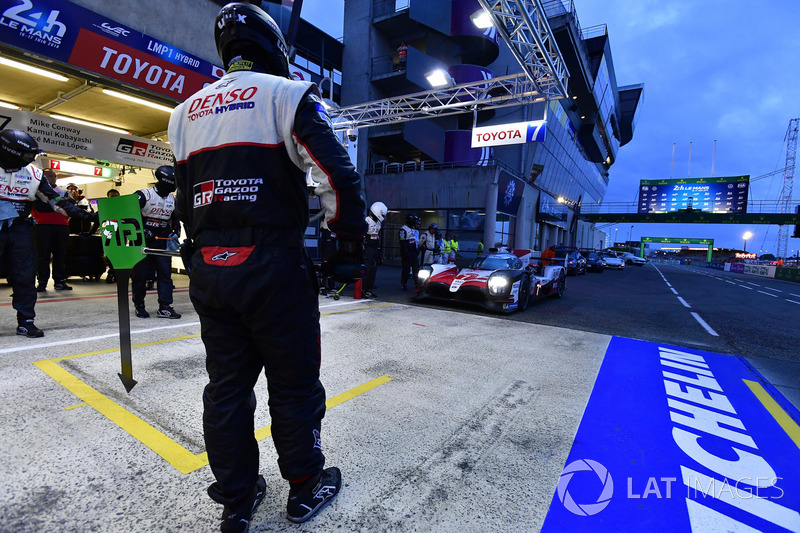 #7 Toyota Gazoo Racing Toyota TS050: Mike Conway, Kamui Kobayashi, Jose Maria Lopez, pit stop