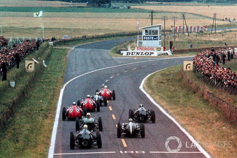 El Ferrari D246 de Phil Hill, lidera Jack Brabham, Cooper Climax T53, y los dos Ferrari D246 de Wolfgang von Trips, y Willy Mairesse, en la primera curva después de la salida