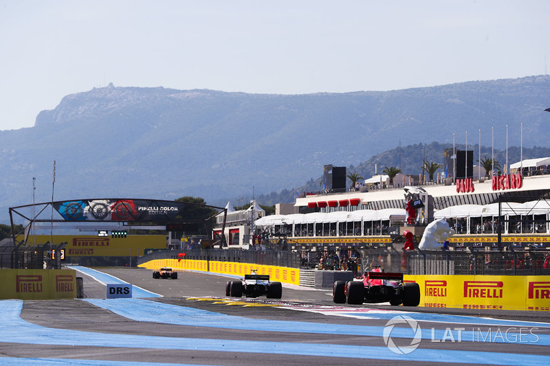 Kevin Magnussen, Haas F1 Team VF-18, leads Sebastian Vettel, Ferrari SF71H
