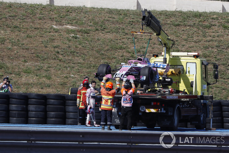 The car of Sergio Perez, Force India VJM11 is recovered in FP2