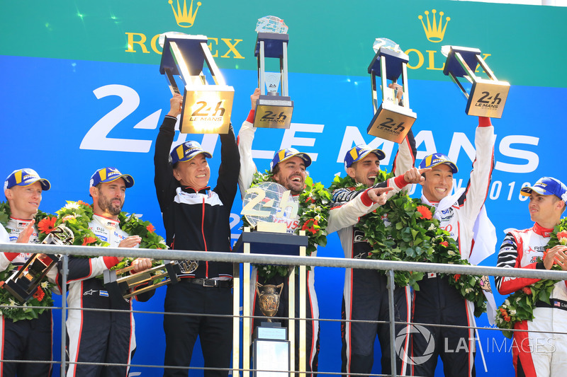Overall podium: winners Sébastien Buemi, Kazuki Nakajima, Fernando Alonso, Toyota Gazoo Racing