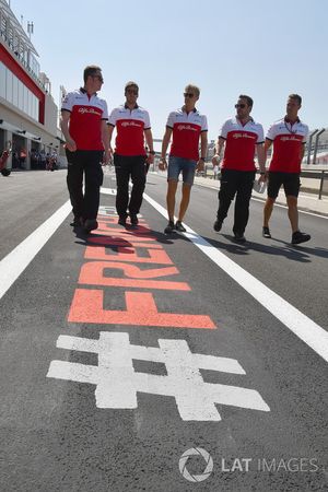 Marcus Ericsson, Sauber parcourt la piste à pied