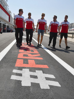 Marcus Ericsson, Sauber parcourt la piste à pied