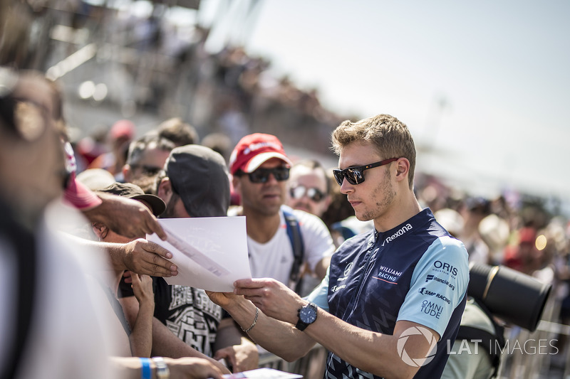Sergey Sirotkin, Williams signs autographs for the fans