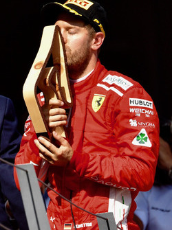 Sebastian Vettel, Ferrari, bacia il trofeo sul podio