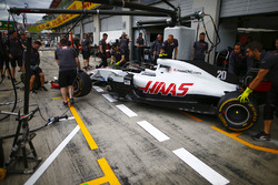 La monoplace de Kevin Magnussen, Haas F1 Team VF-18, dans la voie des stands