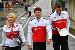 Charles Leclerc, Sauber parcourt la piste à pied avec Ruth Buscombe, responsable de la stratégie de Sauber