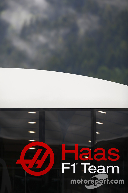 Logo del Team Haas F1 su un'unità dell'hospitality