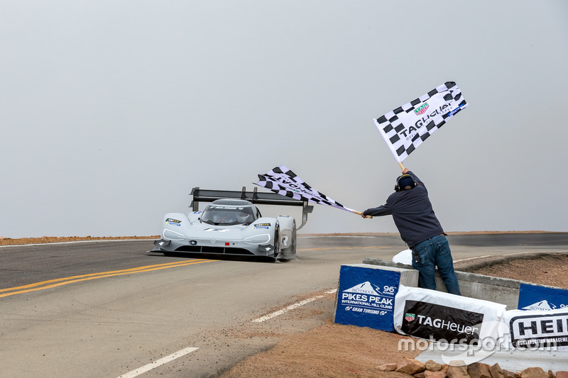 Drapeau à damier pour #94 Romain Dumas, Volkswagen I.D. R Pikes Peak