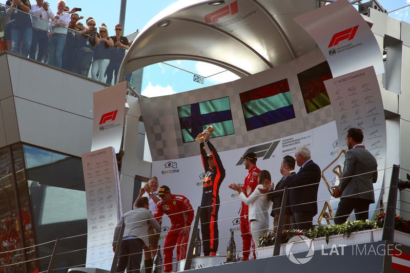 Jonathan Wheatley, manager Red Bull Racing, Kimi Raikkonen, Ferrari, Max Verstappen, Red Bull Racing et Sebastian Vettel, Ferrari sur le podium