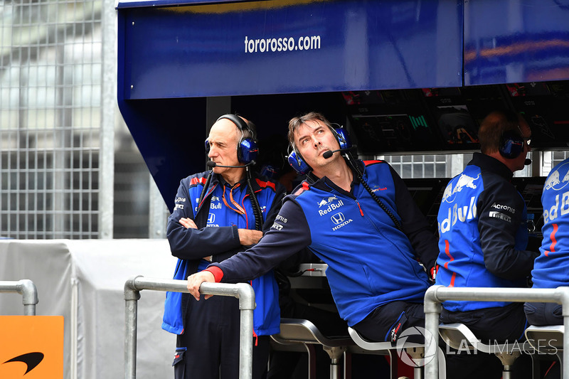 Franz Tost, Team Principal, Scuderia Toro Rosso e James Key, Direttore Tecnico, Scuderia Toro Rosso, al muretto box