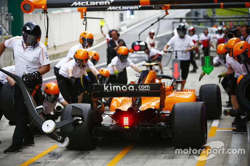 Stoffel Vandoorne, McLaren MCL33, makes a pit stop